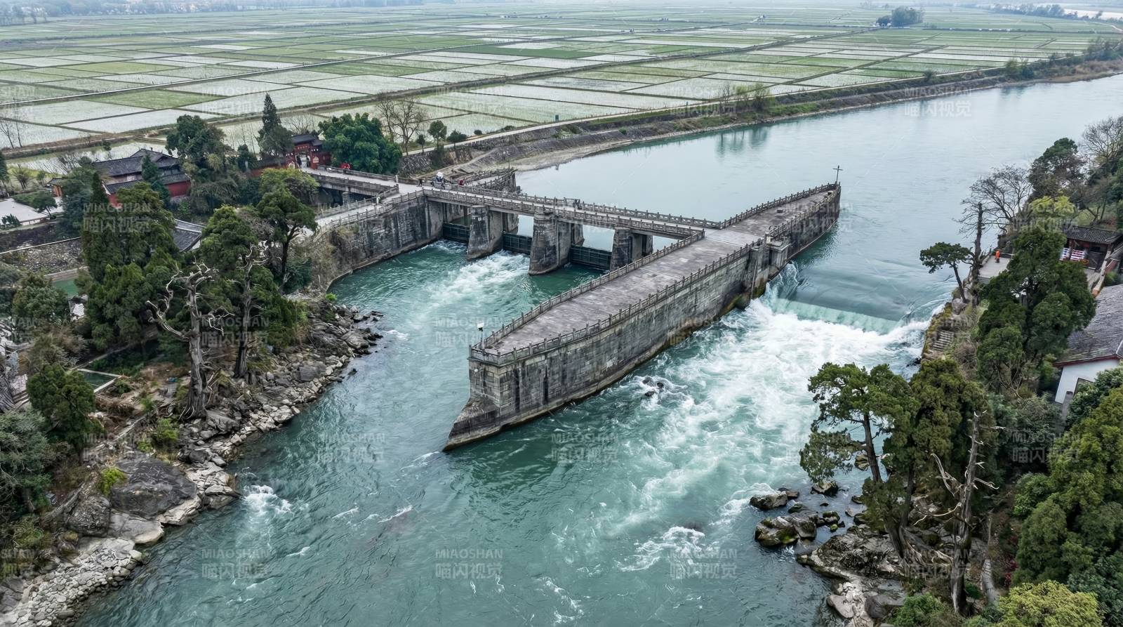 水坝泄洪景象图片