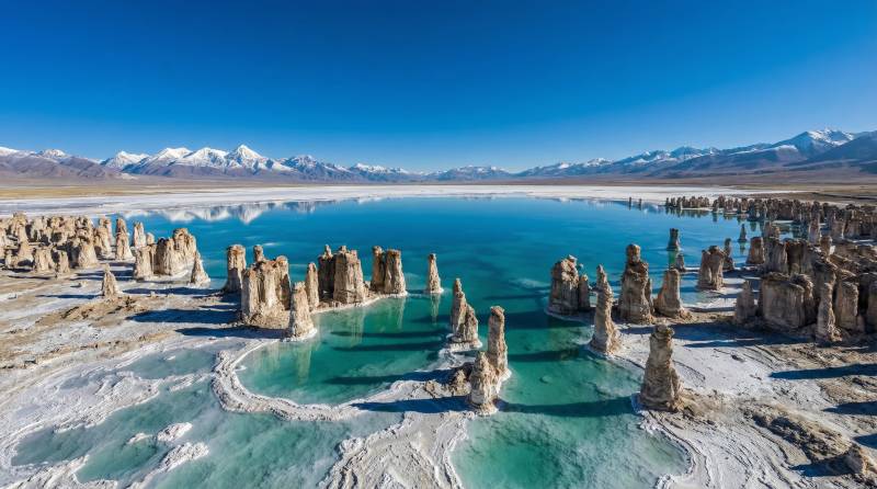 湖畔奇石美景图片