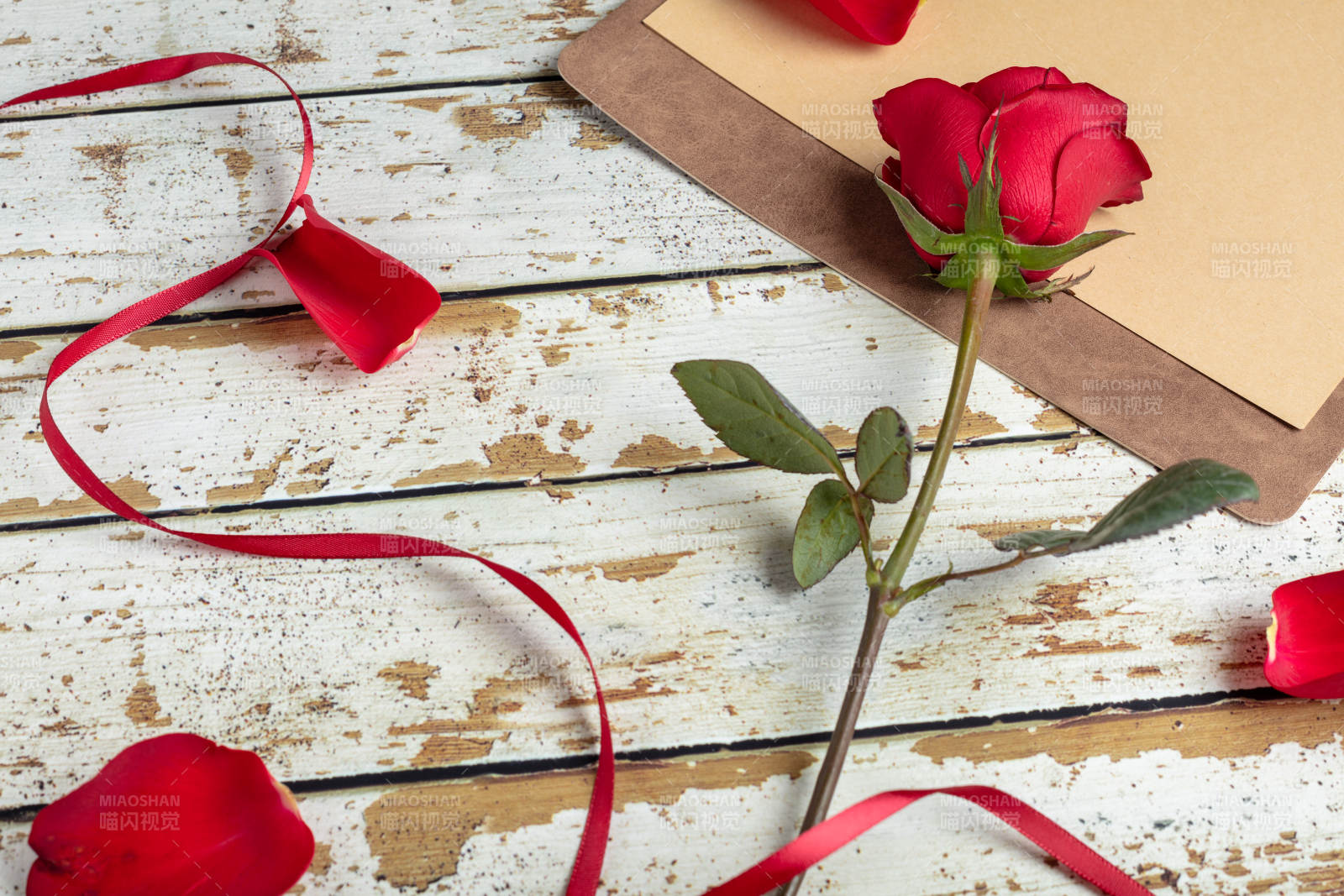 红玫瑰与信笺图片