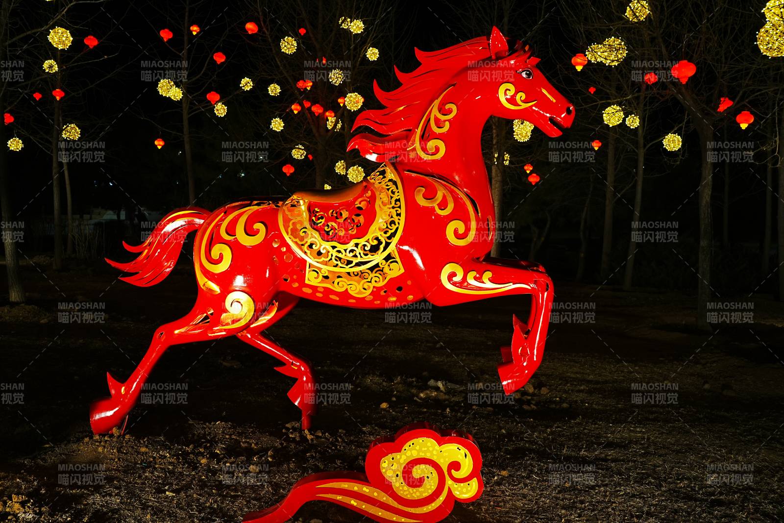 红马灯饰夜景图片
