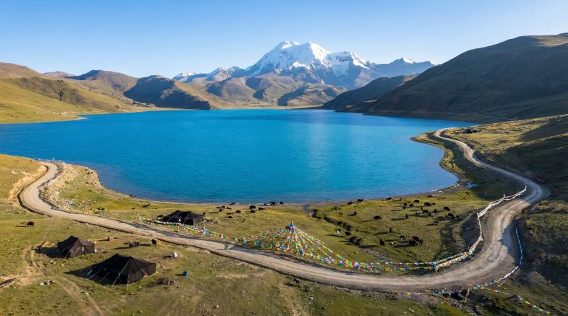 雪山映湖 路绕碧水图片