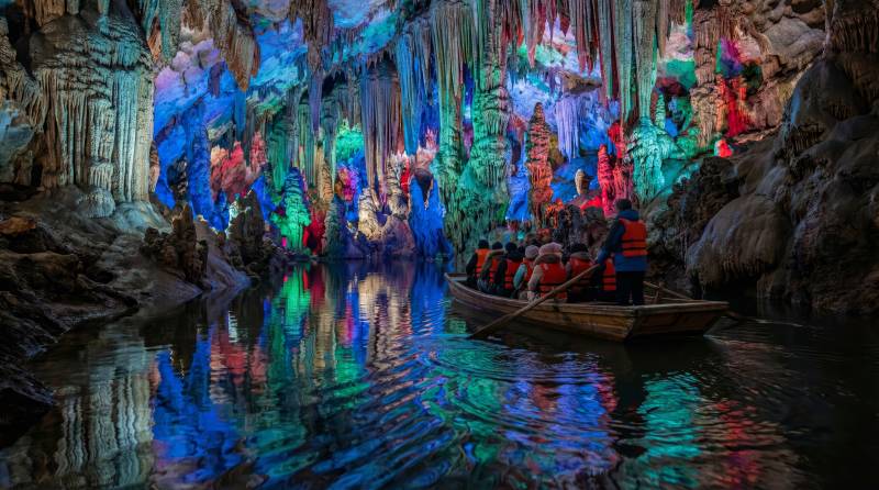 彩灯洞穴游船图片