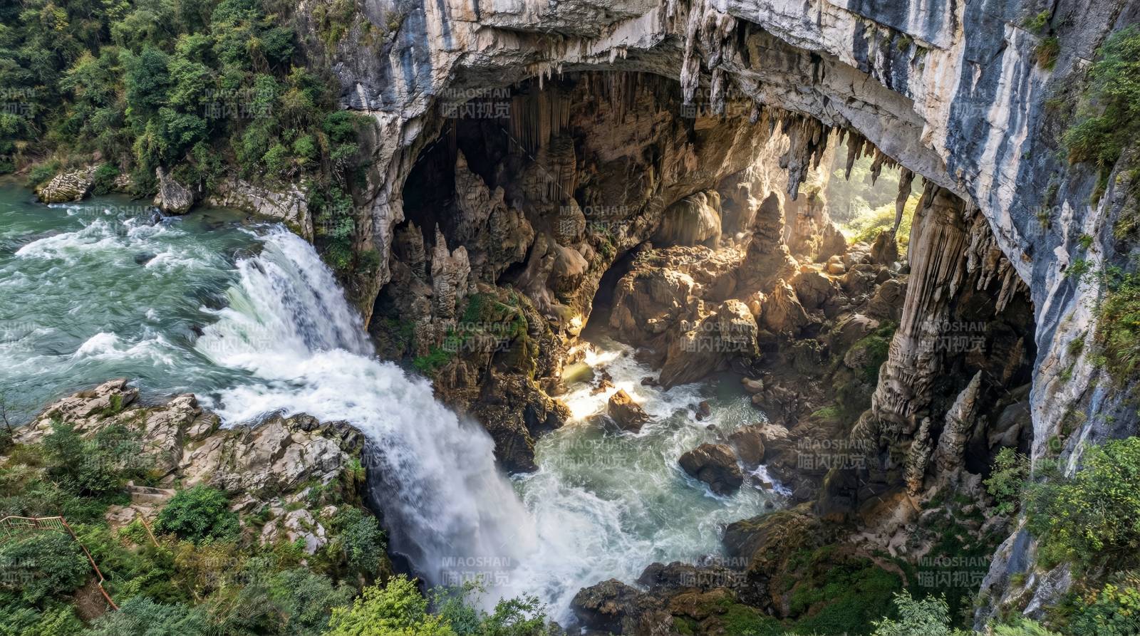 瀑布穿洞 水光交融图片