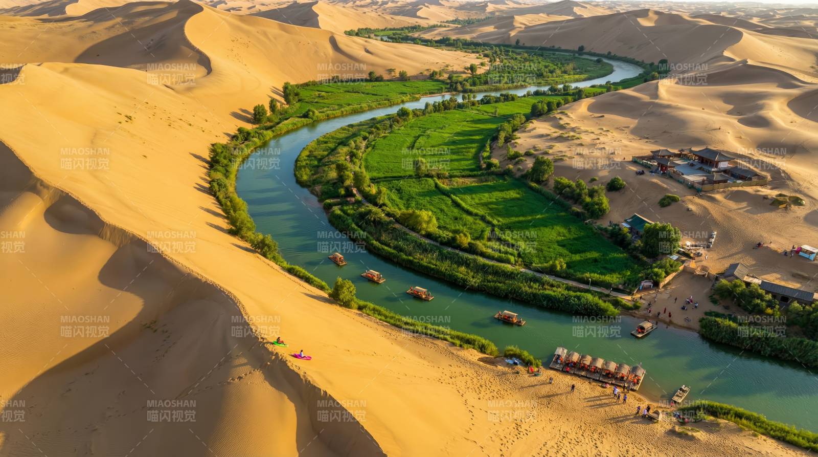 沙漠绿洲蜿蜒河图片