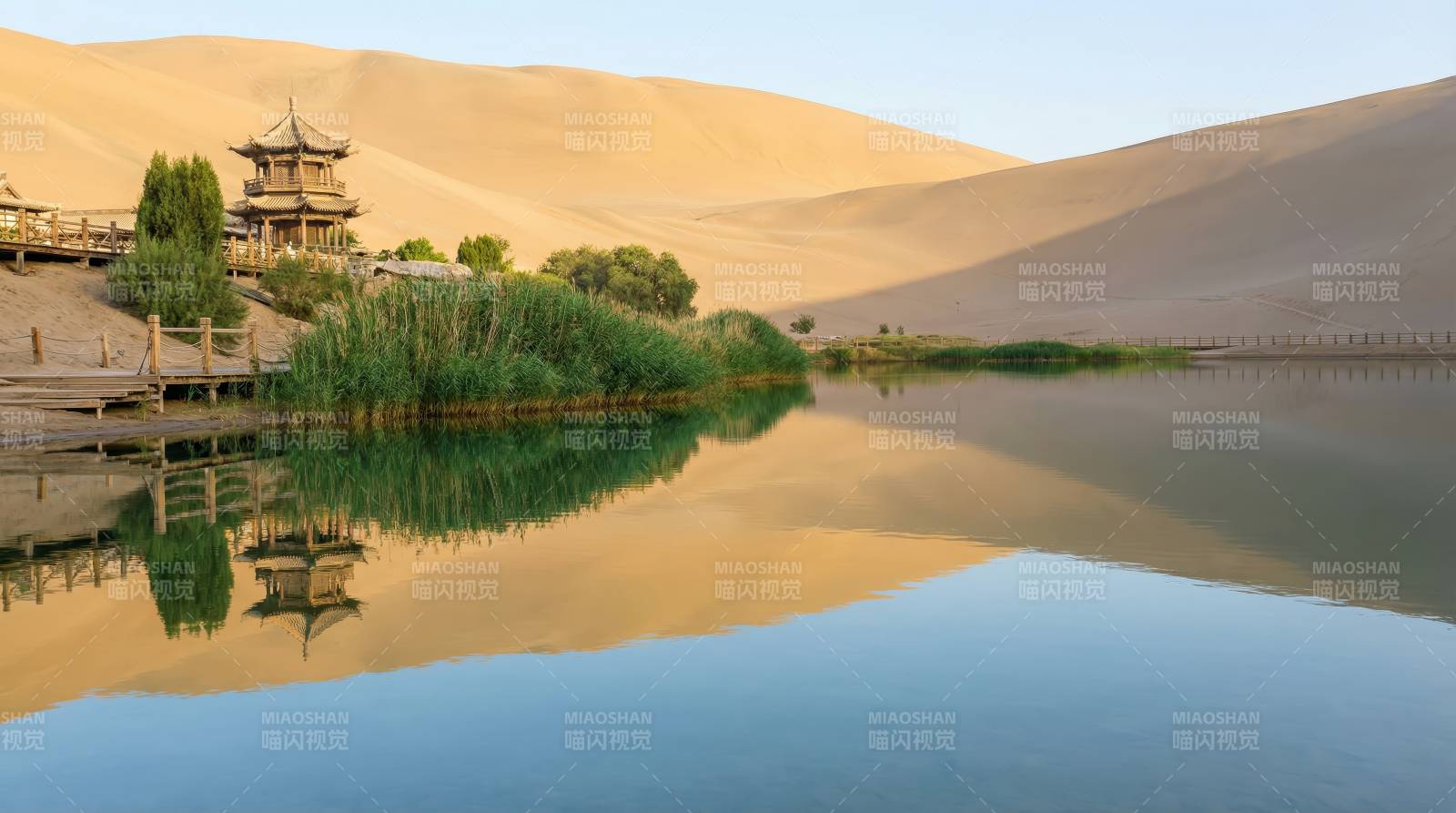沙漠绿洲映古亭图片