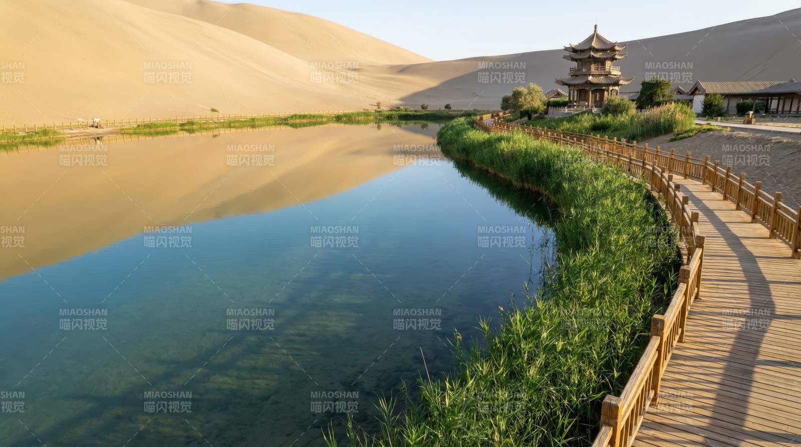 沙漠绿洲木栈道图片