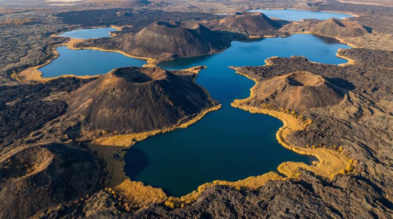 火山湖群航拍图图片