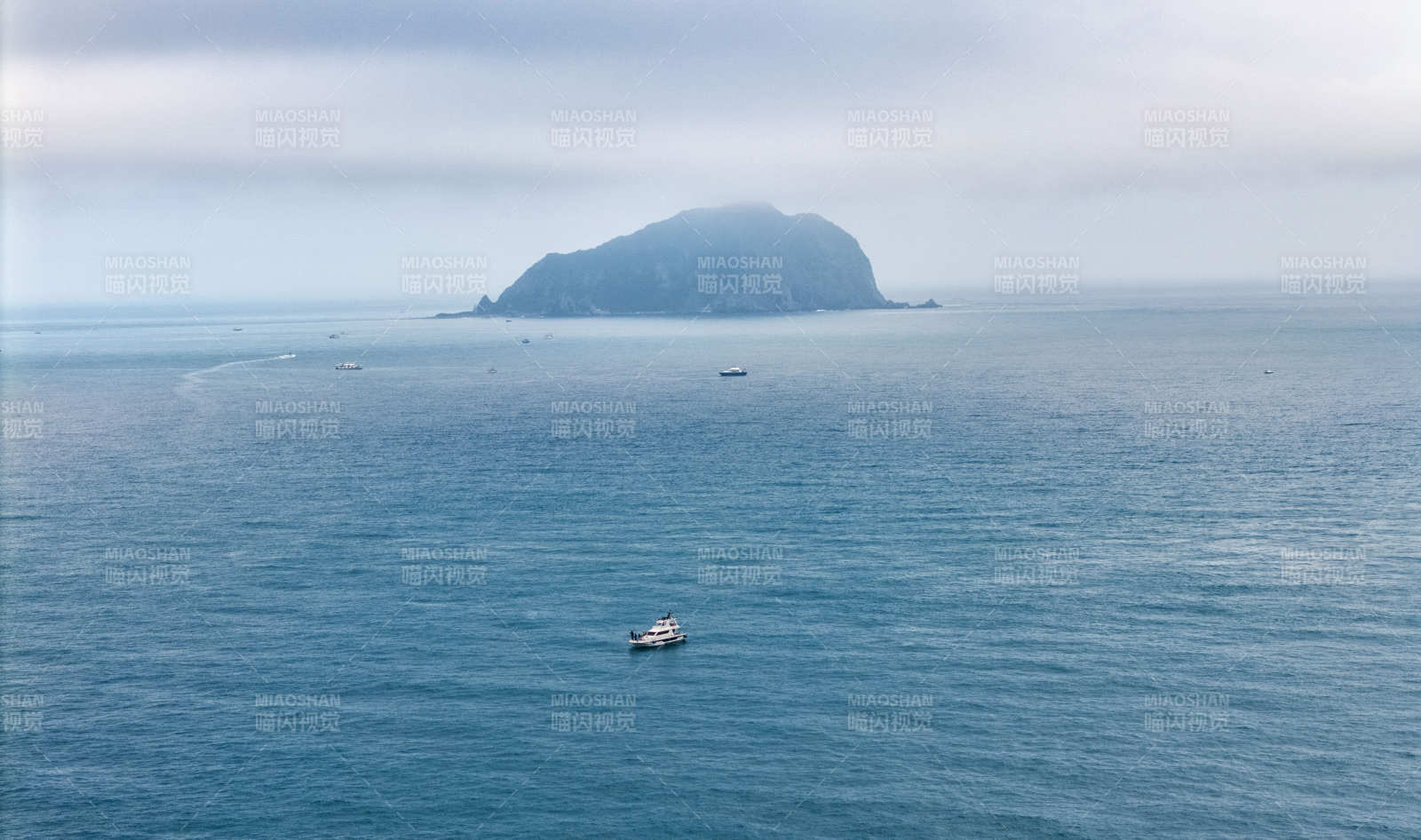 海天一色孤岛行舟图片