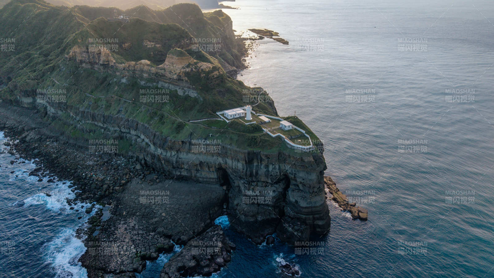 悬崖边的白色建筑图片