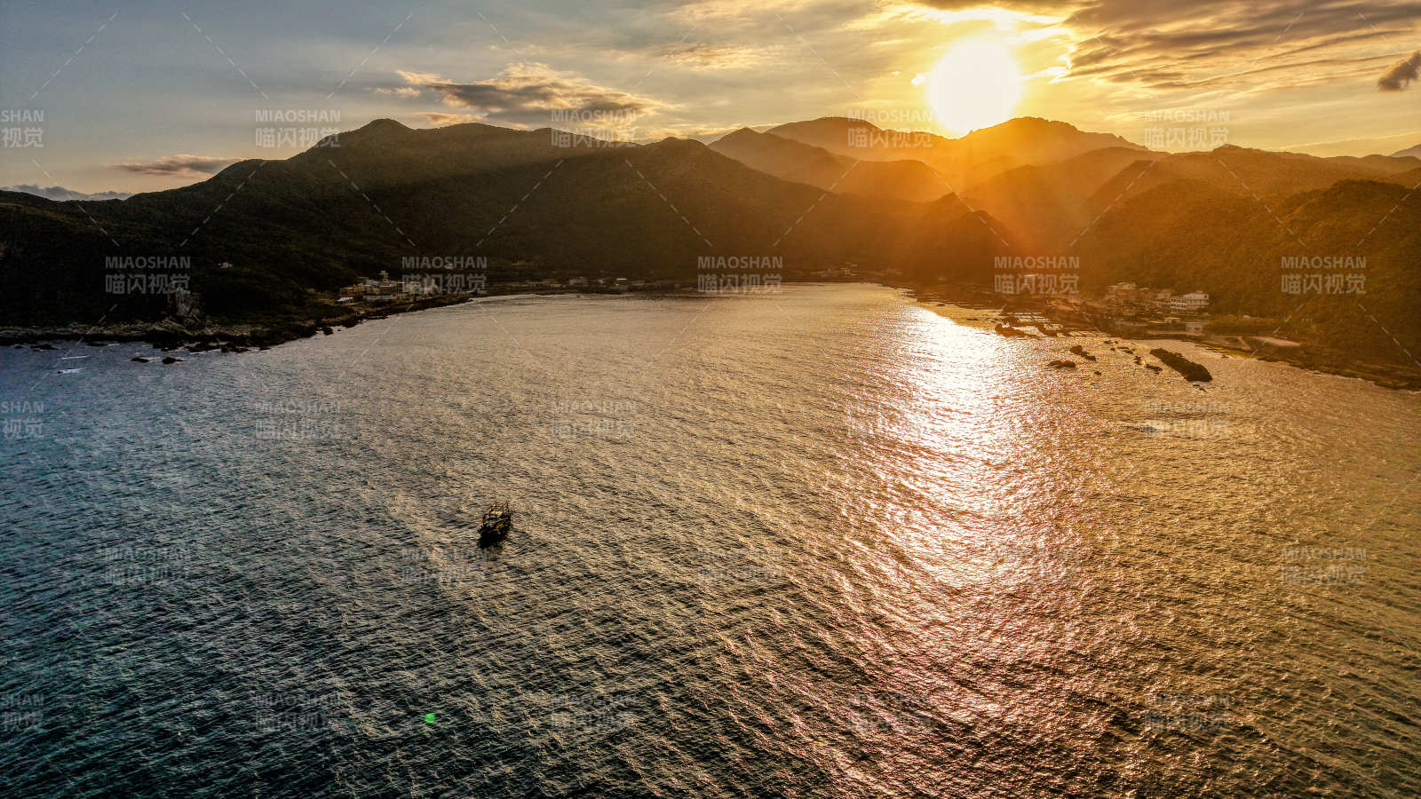 夕阳海景山影图片