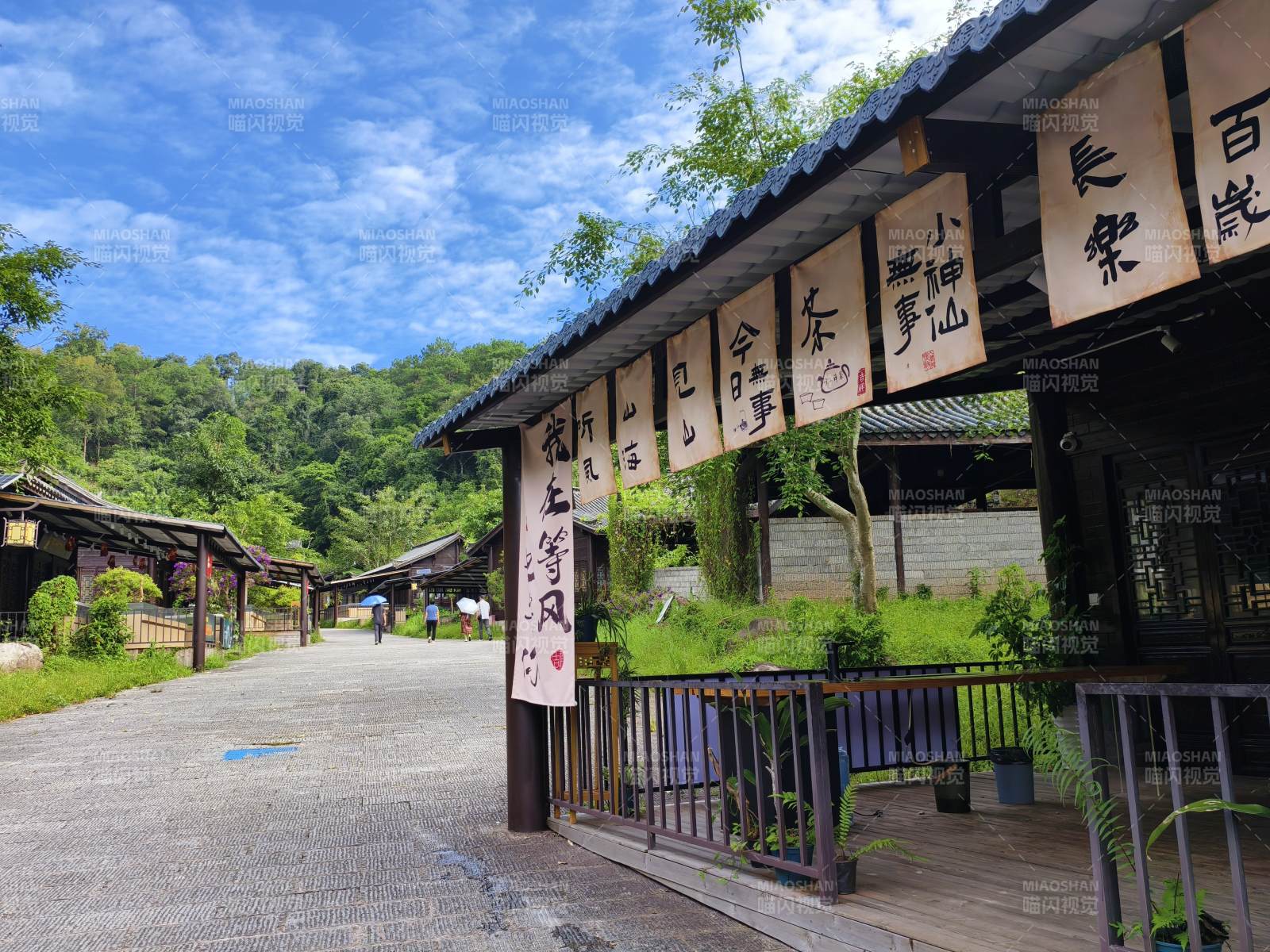 山间古寺静谧景图片