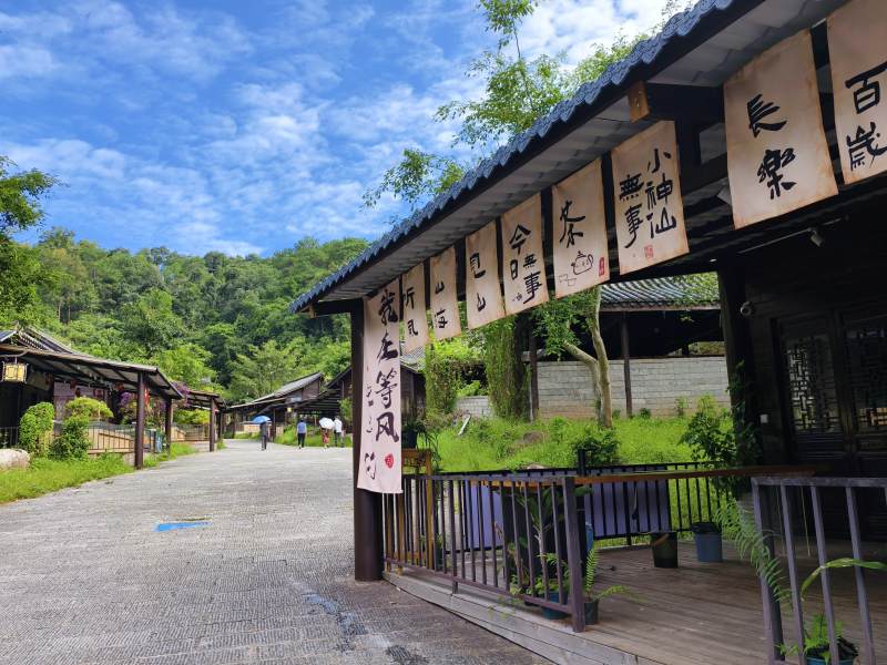 山间古寺静谧景图片