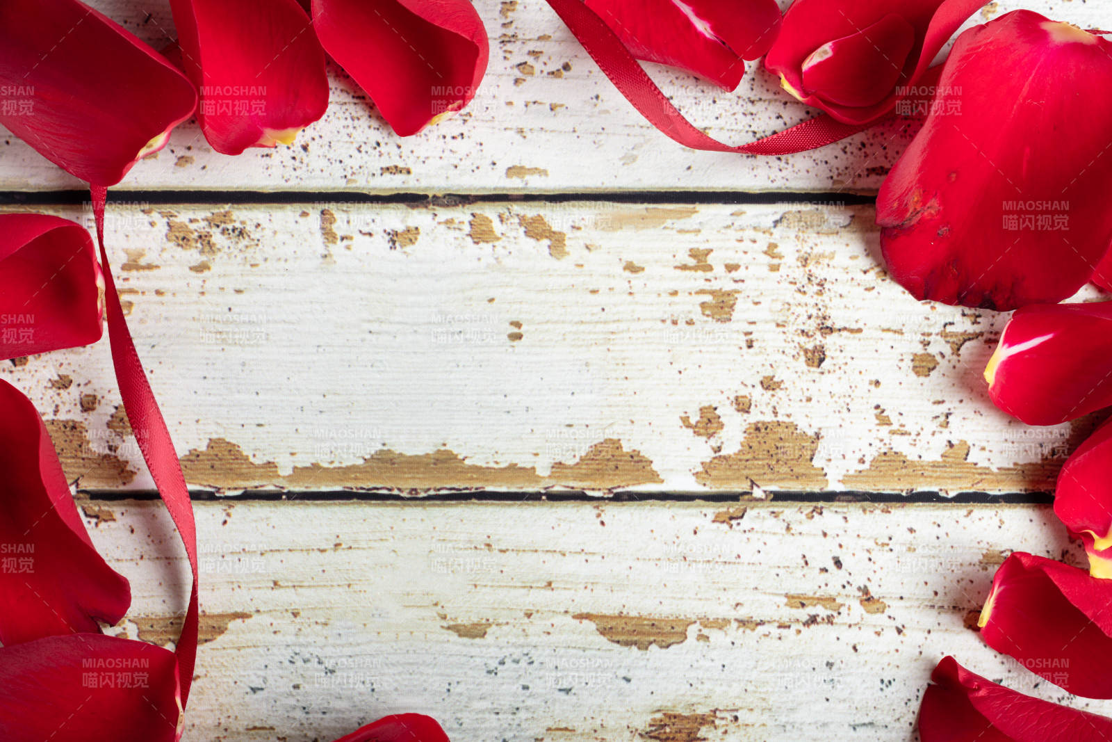玫瑰花瓣木桌图片