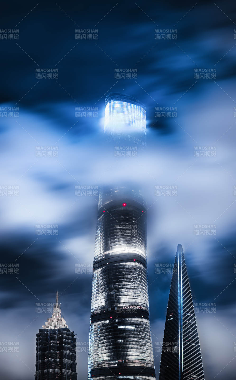 云雾中的摩天楼  上海中心图片