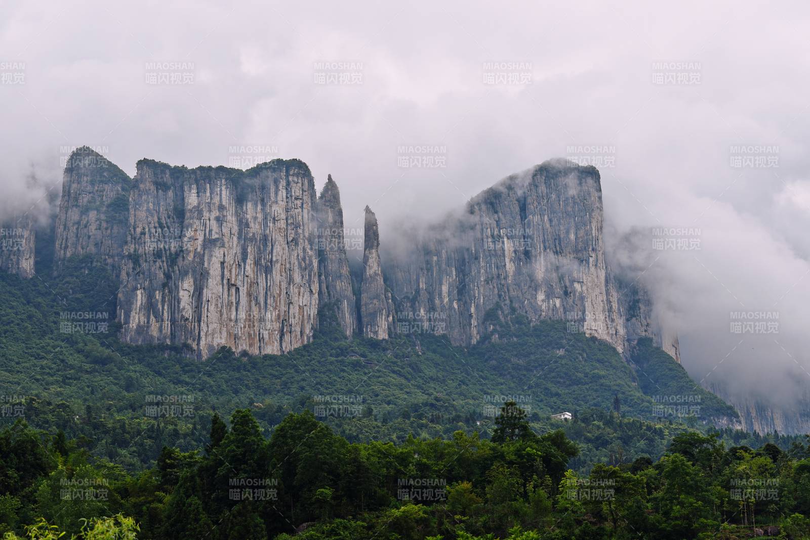 湖北恩施州云龙大峡谷云雾缭绕的山峰图片