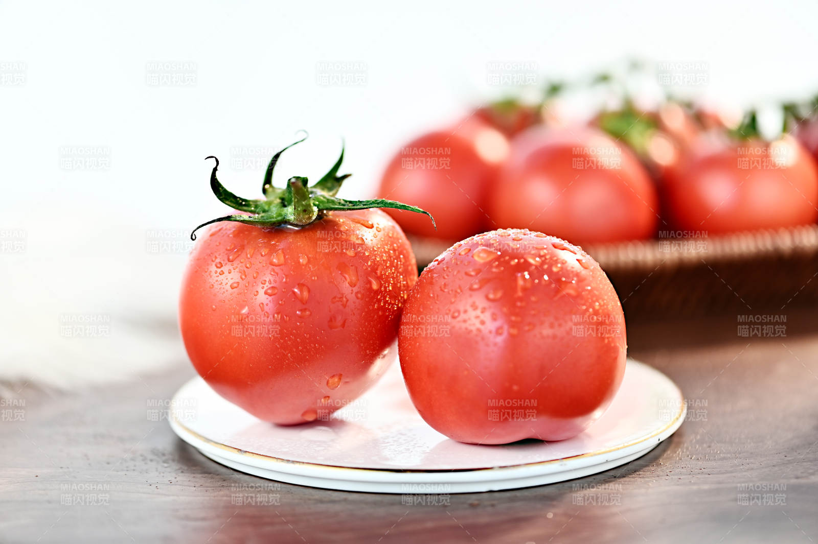 新鲜红润多汁健康营养美味水果番茄特写图片