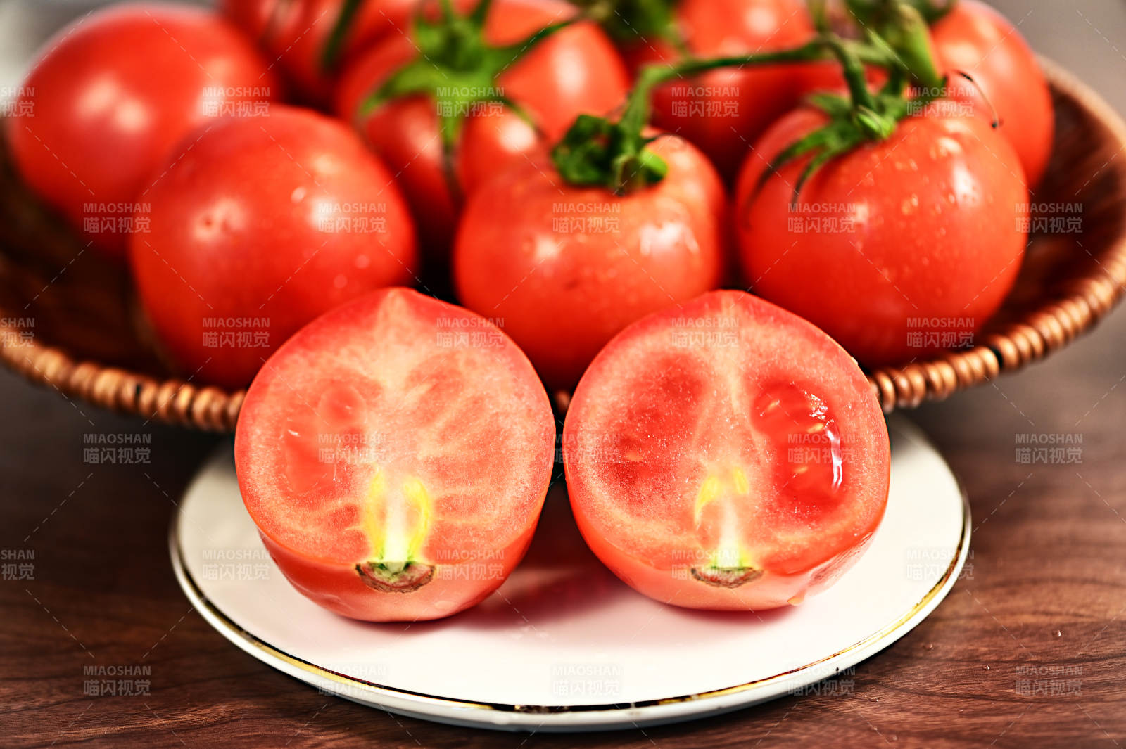 新鲜红润多汁健康营养美味水果番茄特写图片