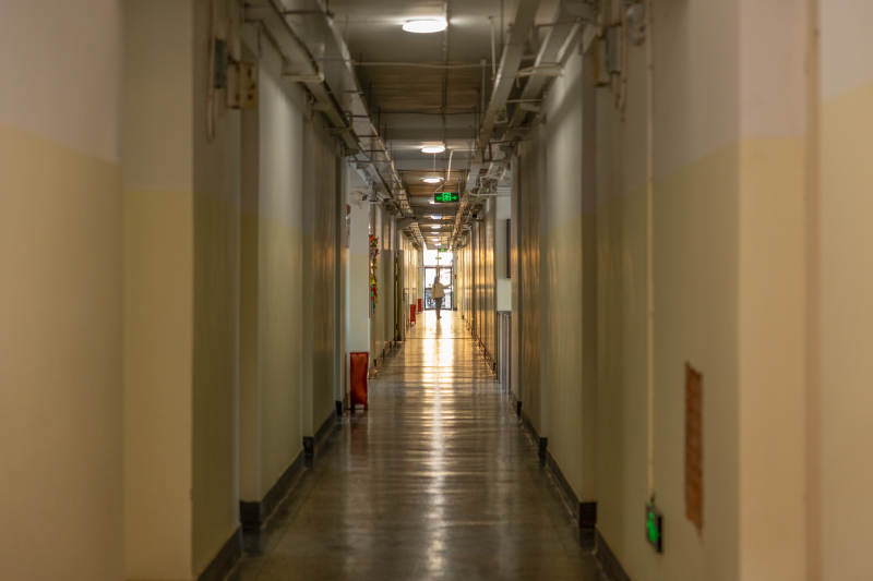 长廊尽头的光图片