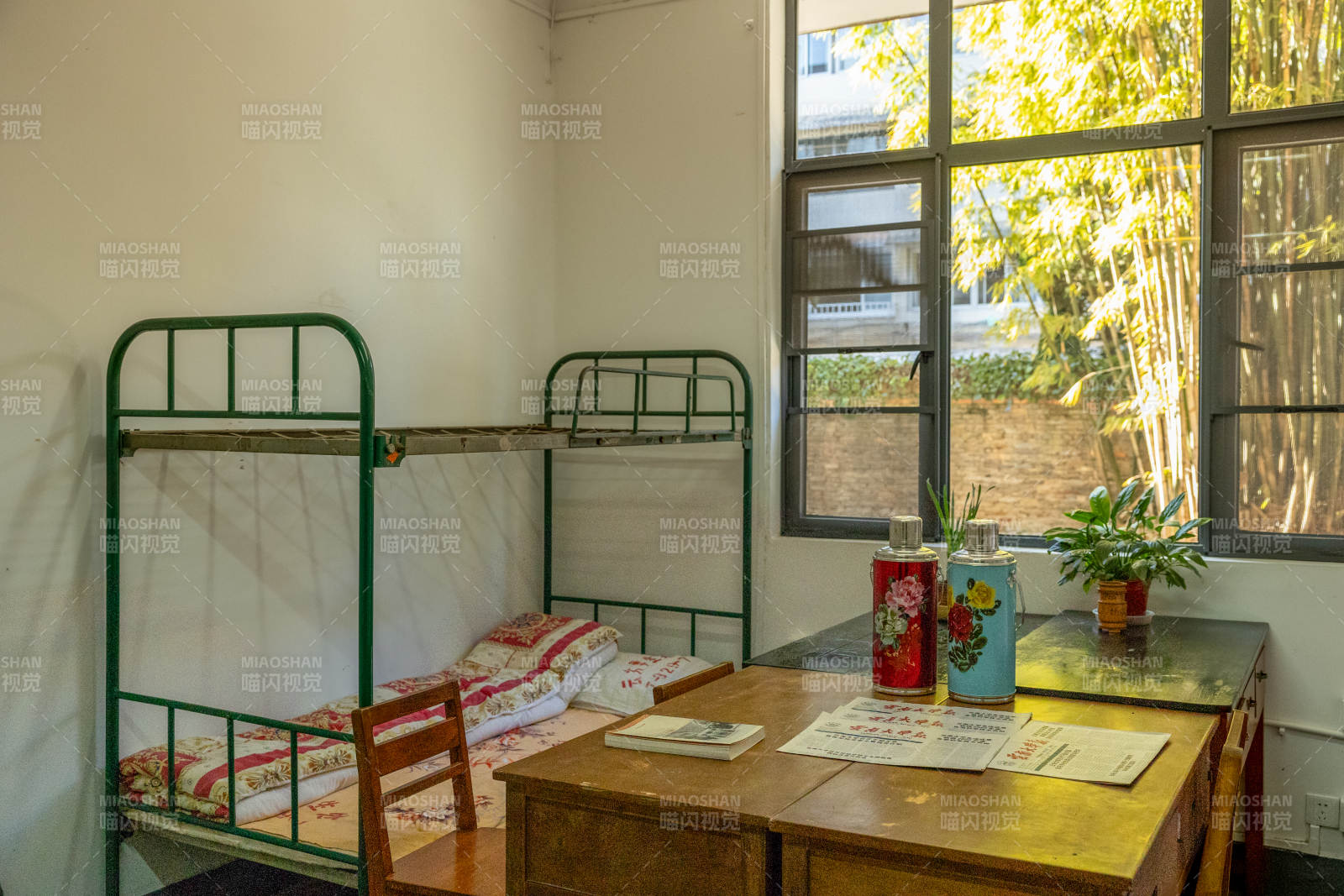 温馨学生宿舍一角图片