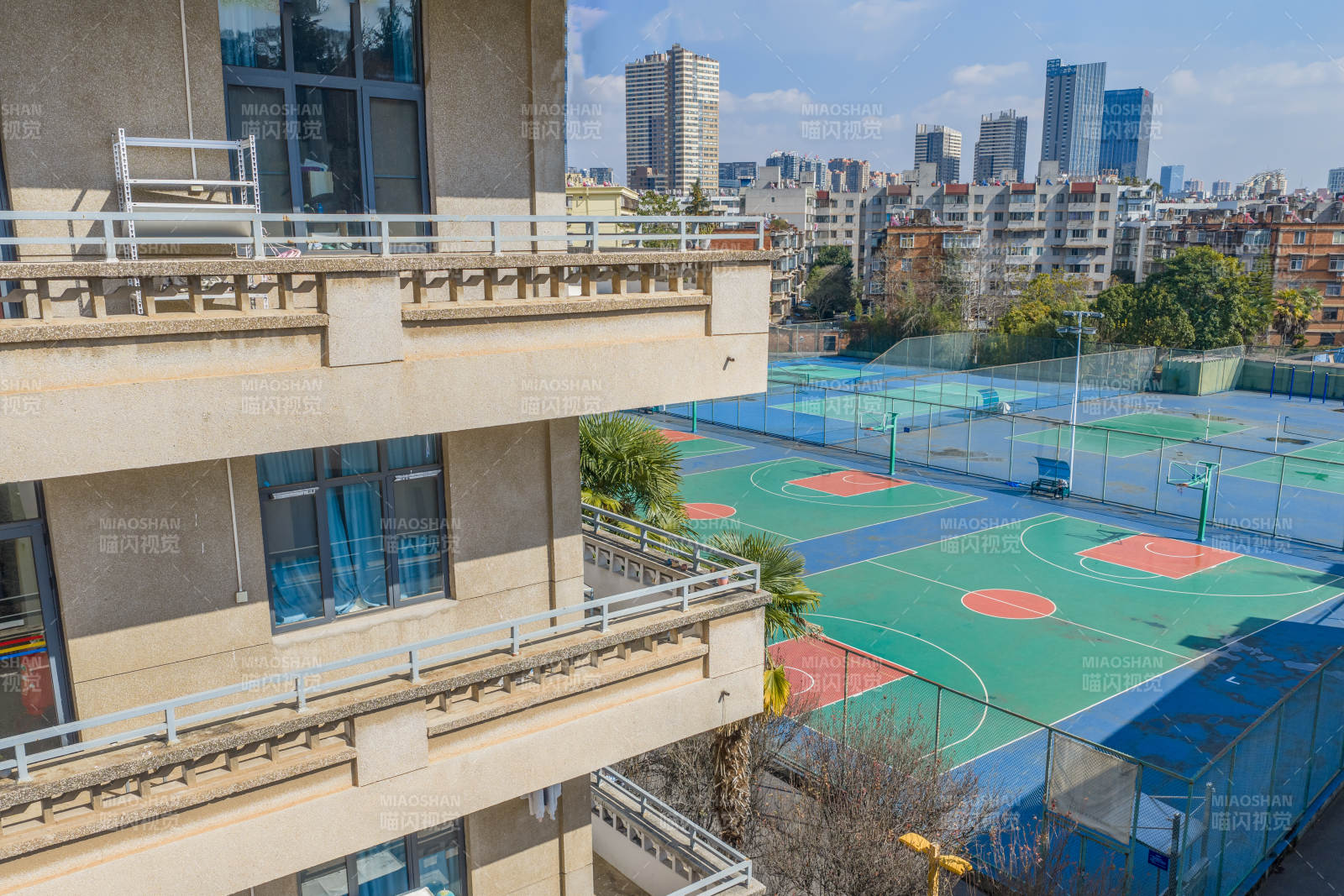 城市校园运动场图片