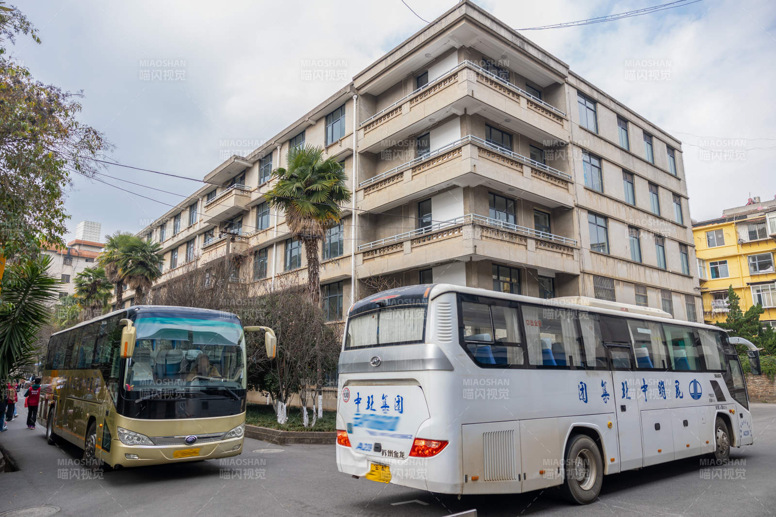 双巴停楼前图片