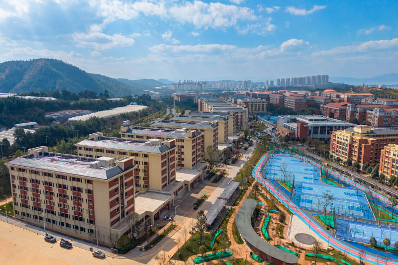 云南大学校园风光 蓝天映衬图片