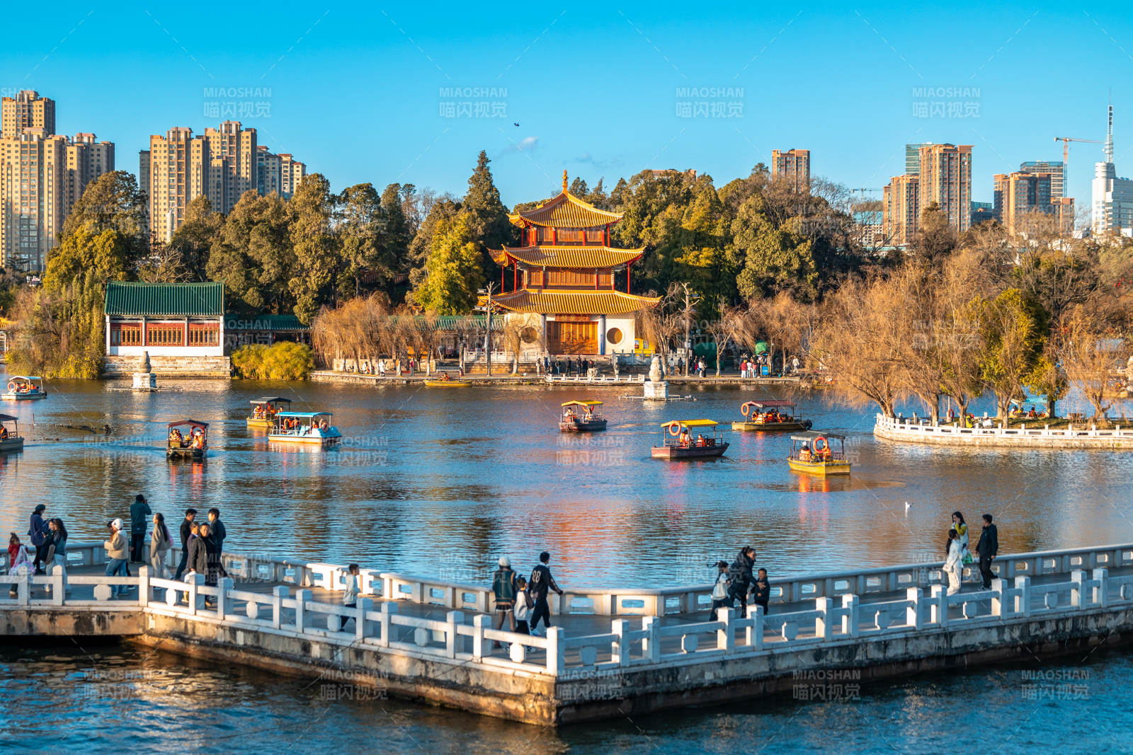 昆明大观楼湖畔游船与古亭图片