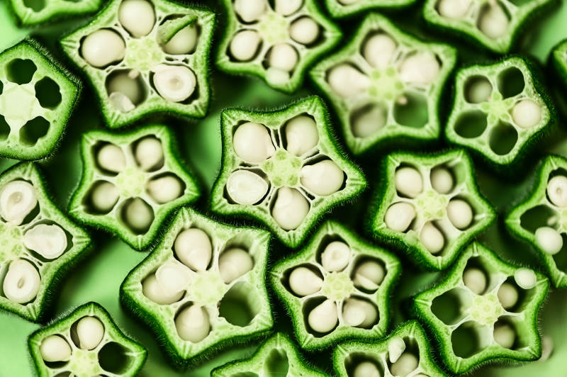 绿色新鲜蔬菜秋葵切片特写图片