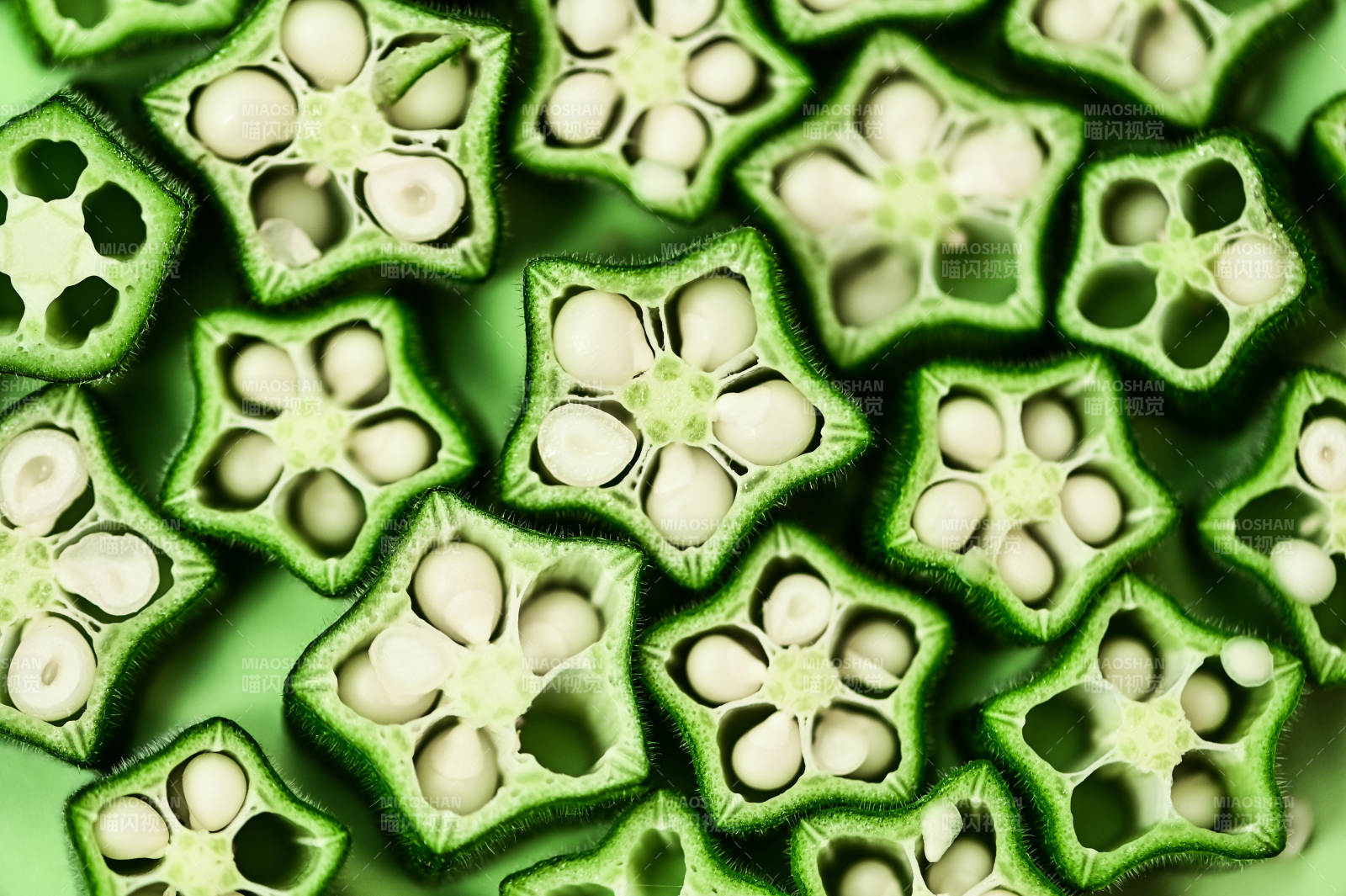 绿色新鲜蔬菜秋葵切片特写图片