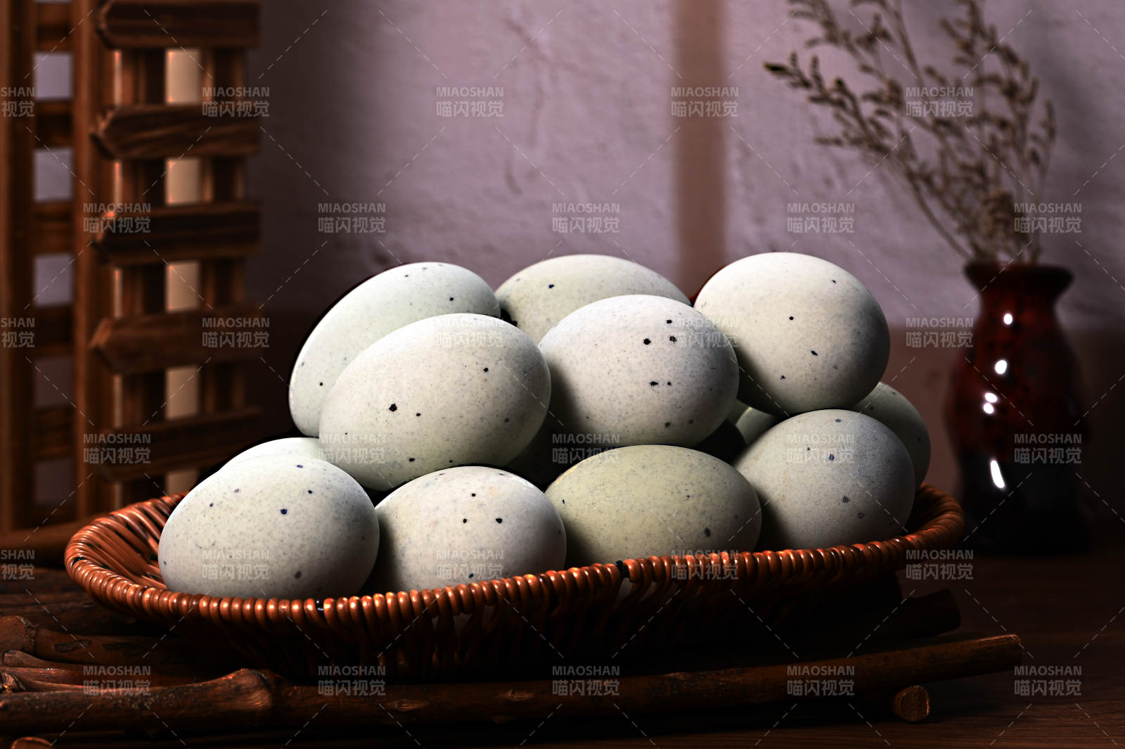 青灰色松花皮蛋特写图片