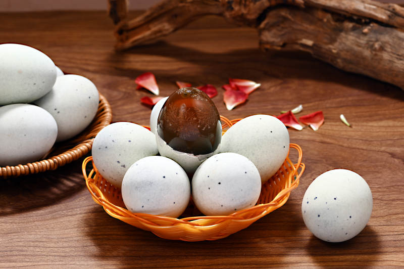 青灰色松花皮蛋特写图片