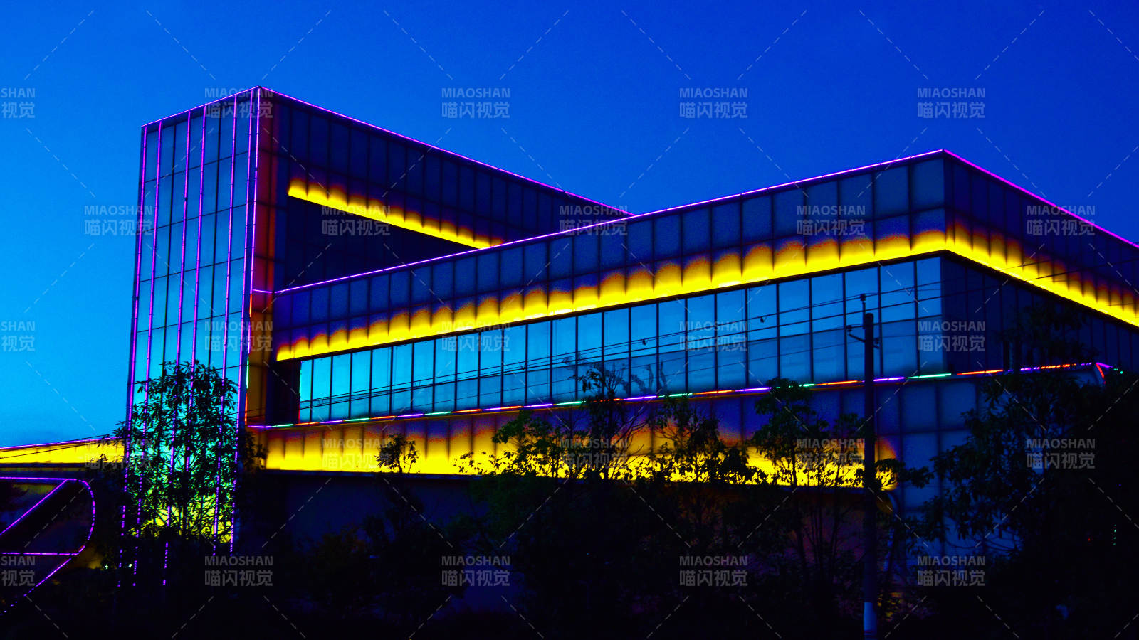 湖北仙桃市夜色中的现代建筑图片