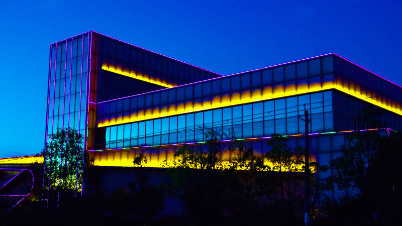 湖北仙桃市夜色中的现代建筑图片