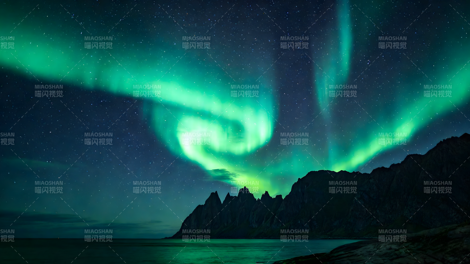 极光映山夜景图片
