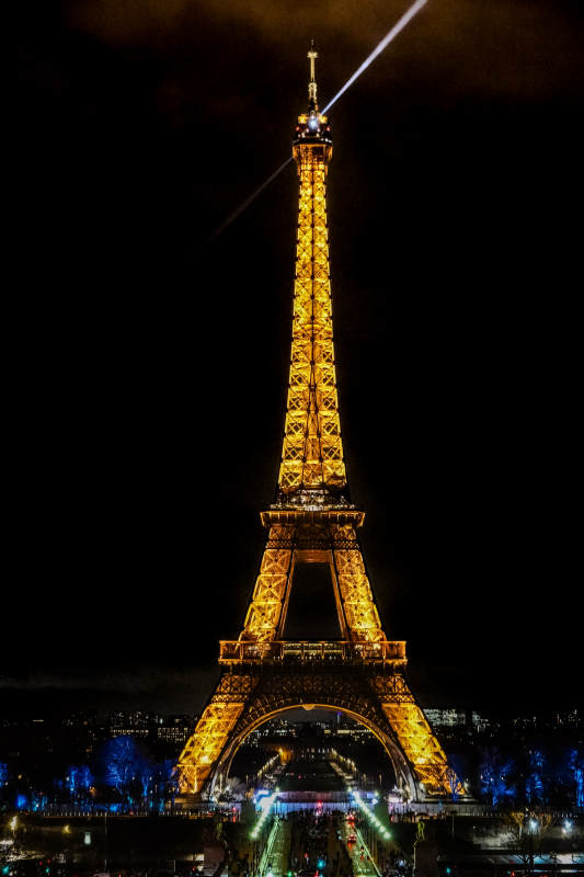 夜幕下的法国埃菲尔铁塔图片