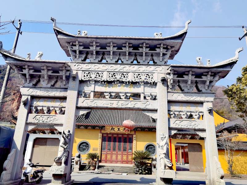 灵岩禅寺古寺牌坊迎宾来图片