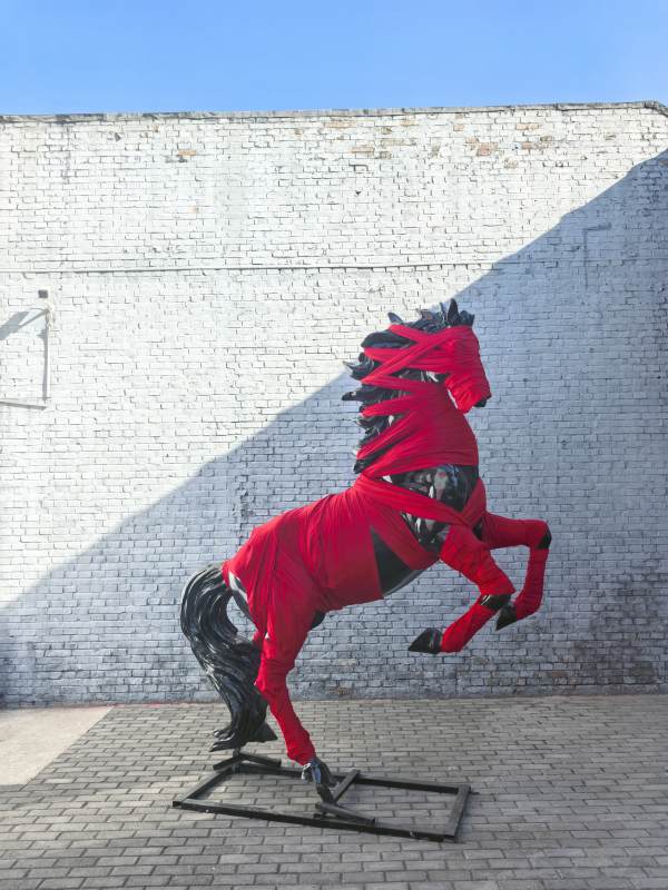 红布缠马雕塑图片