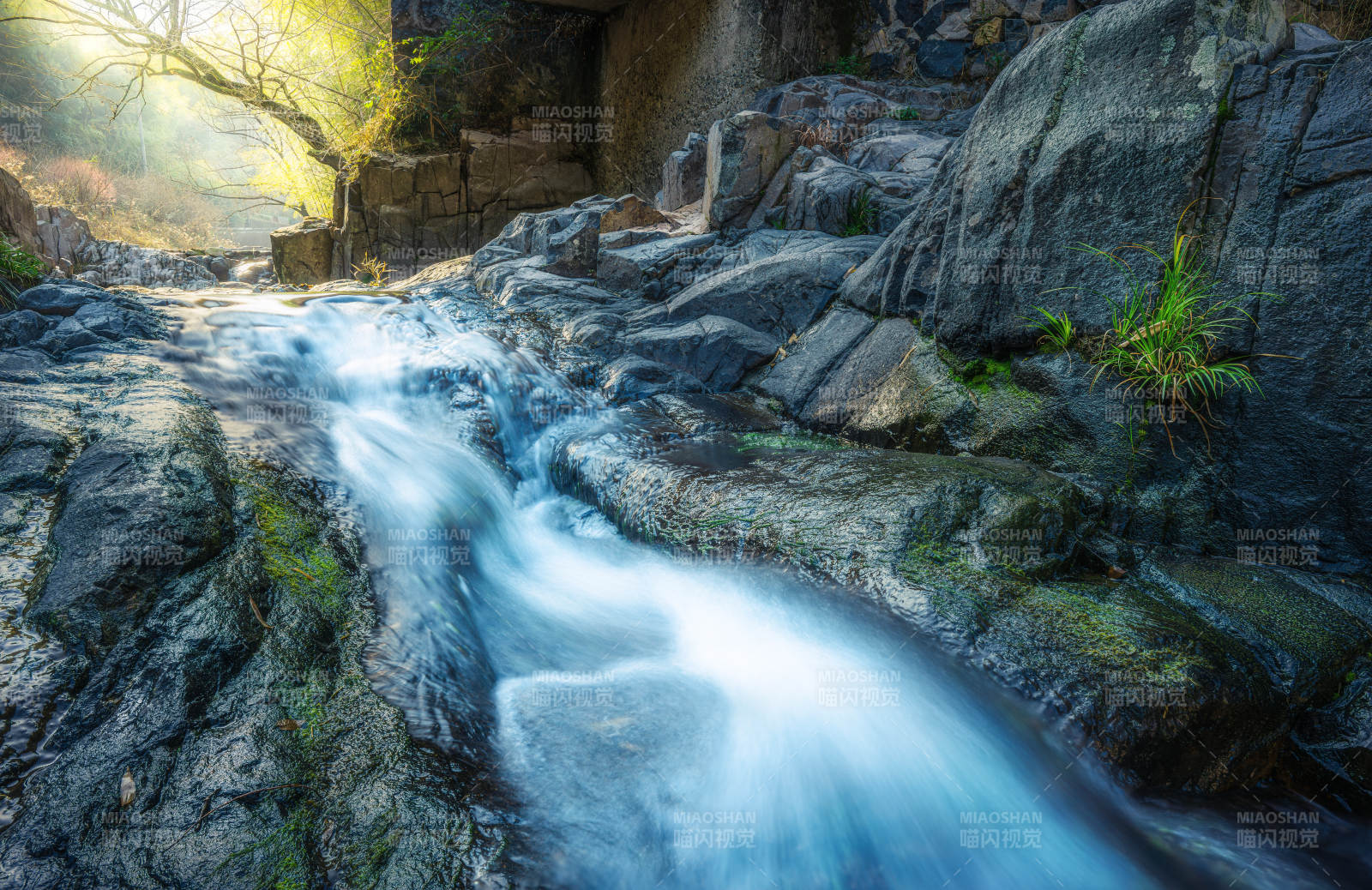 宁波山涧溪流潺潺图片