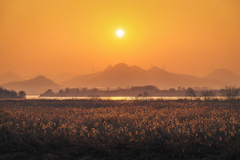 杭州南湖夕阳下的山野风光图片