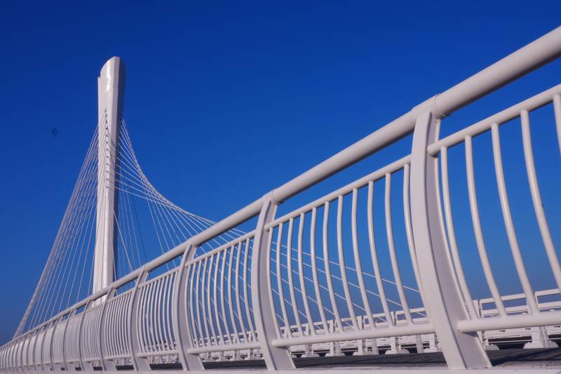 东阳博士大桥蓝天下的白色斜拉桥图片