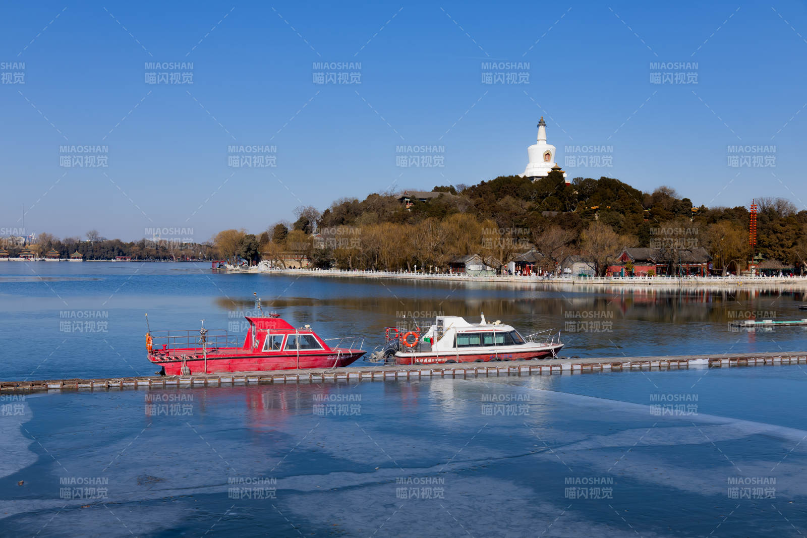 湖畔游船与白塔—北海公园图片