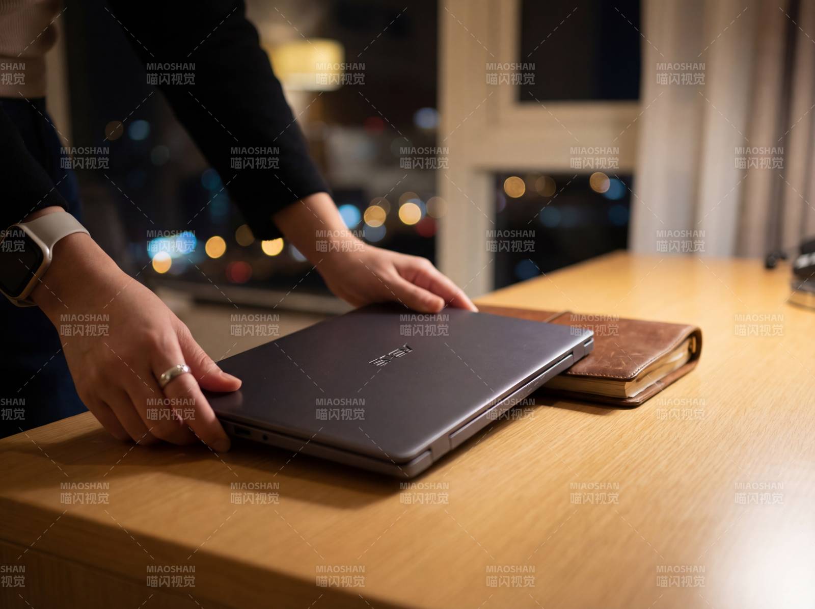 轻触笔记本 静谧夜晚图片