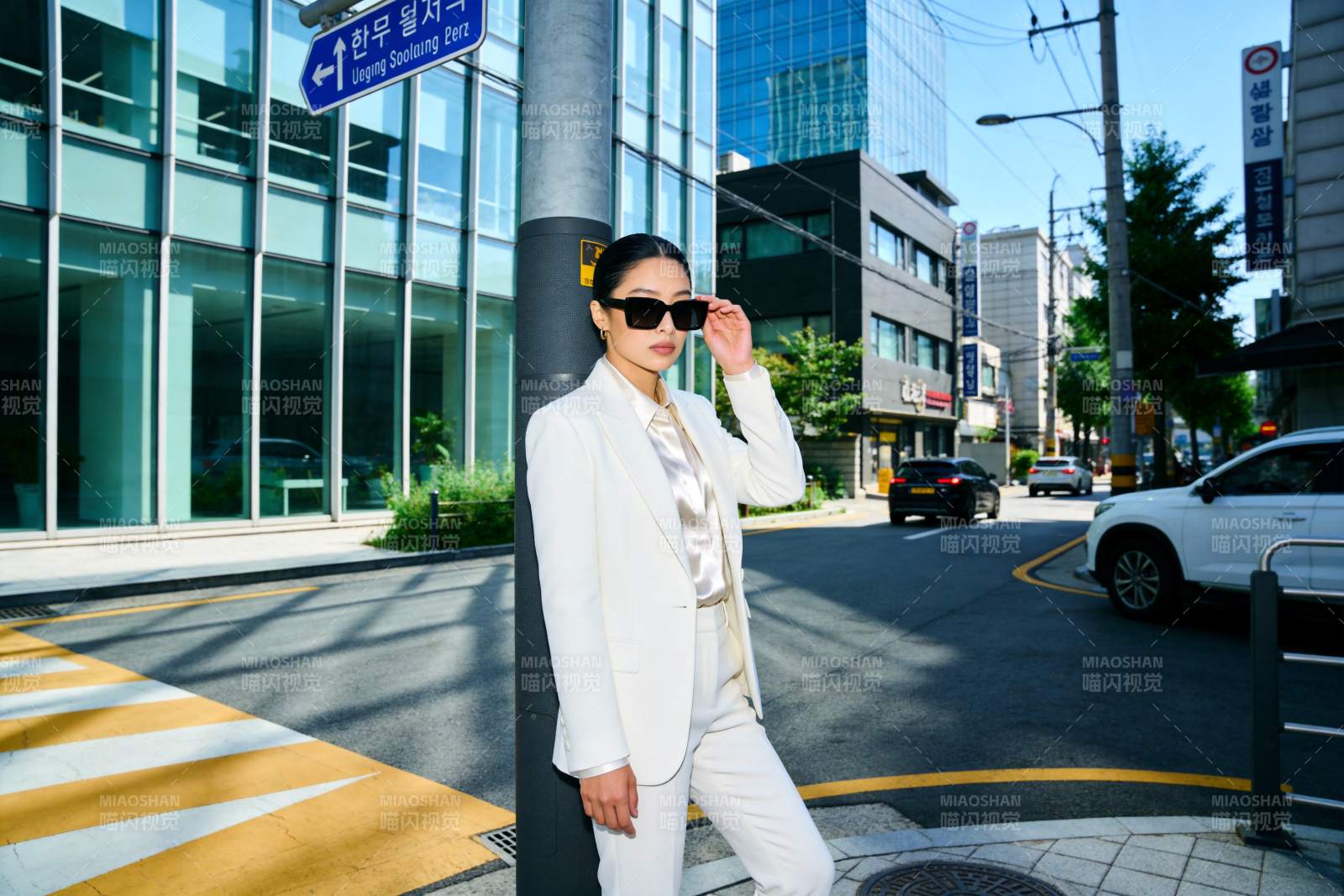 都市白裙女子街拍图片