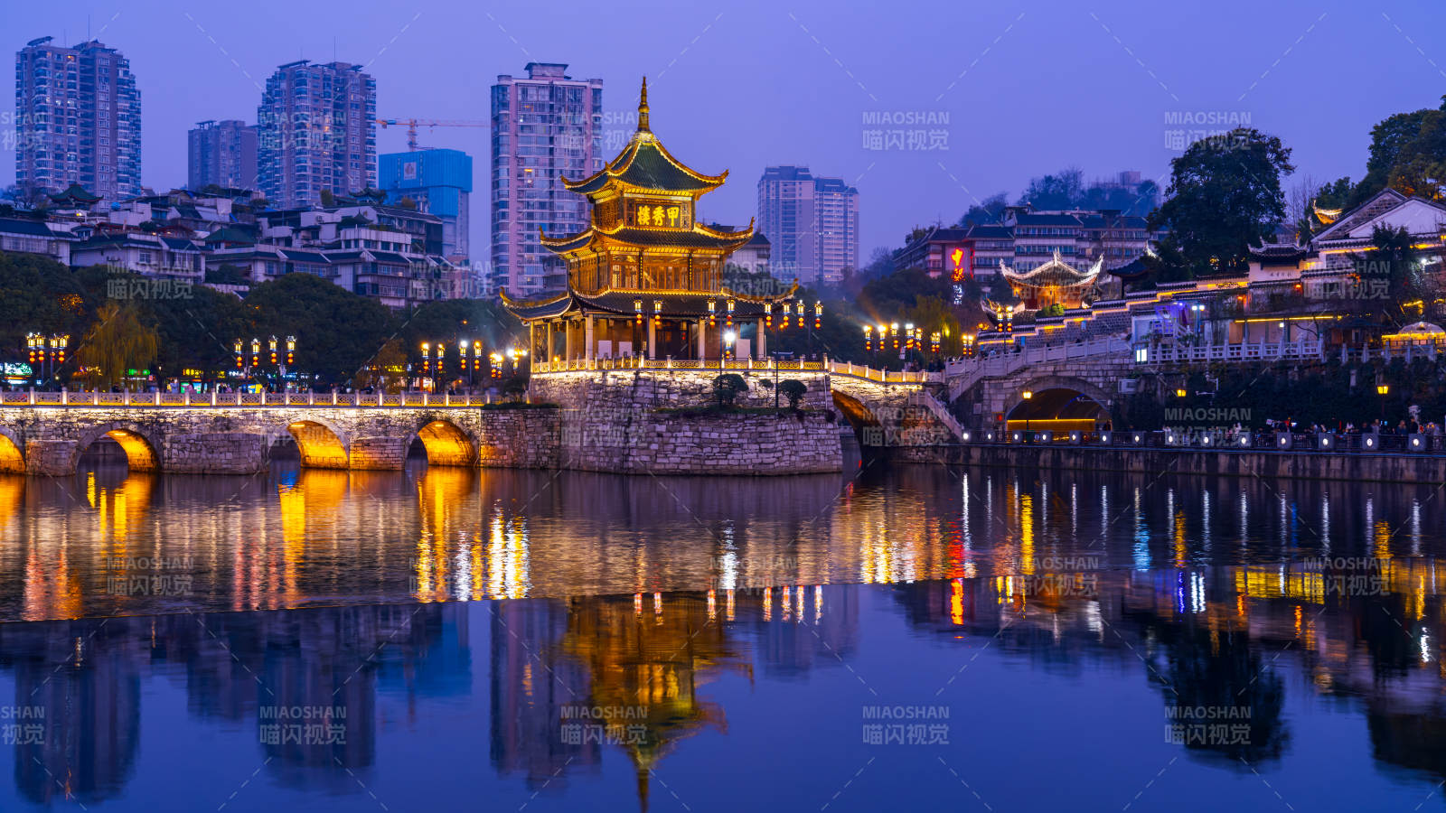 夜色中的甲秀楼图片