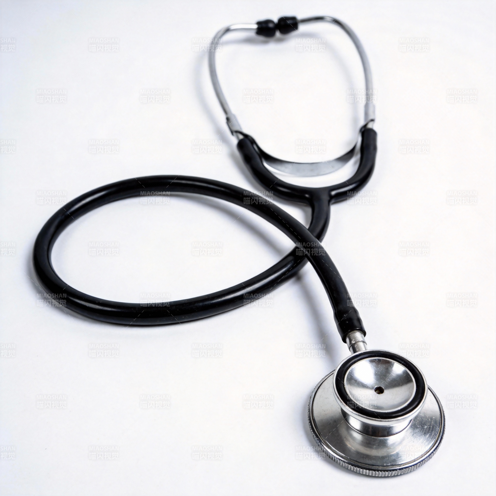 听诊器静置于白底图片