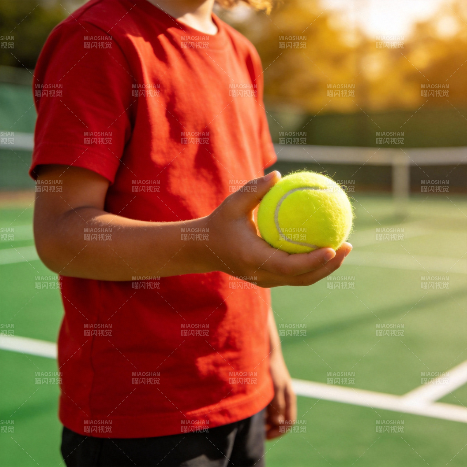 少年握球 准备发球图片