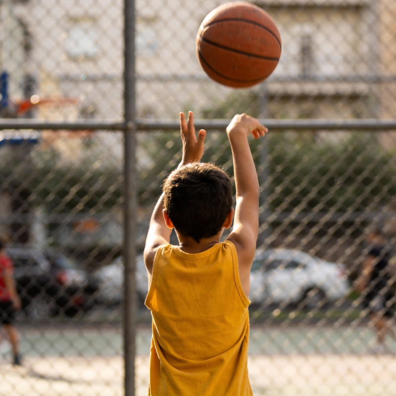 少年投篮瞬间图片