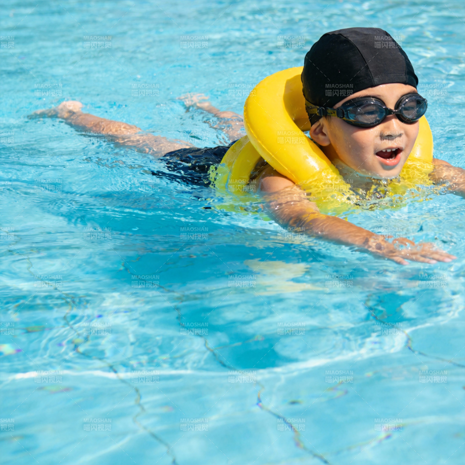 儿童游泳训练图片