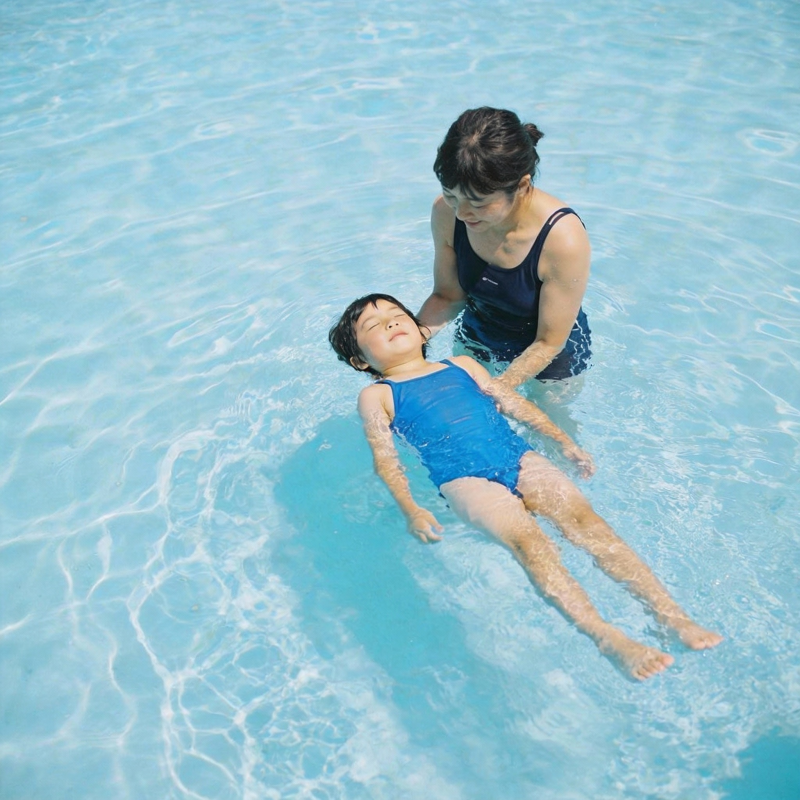 泳池母子共度时光图片