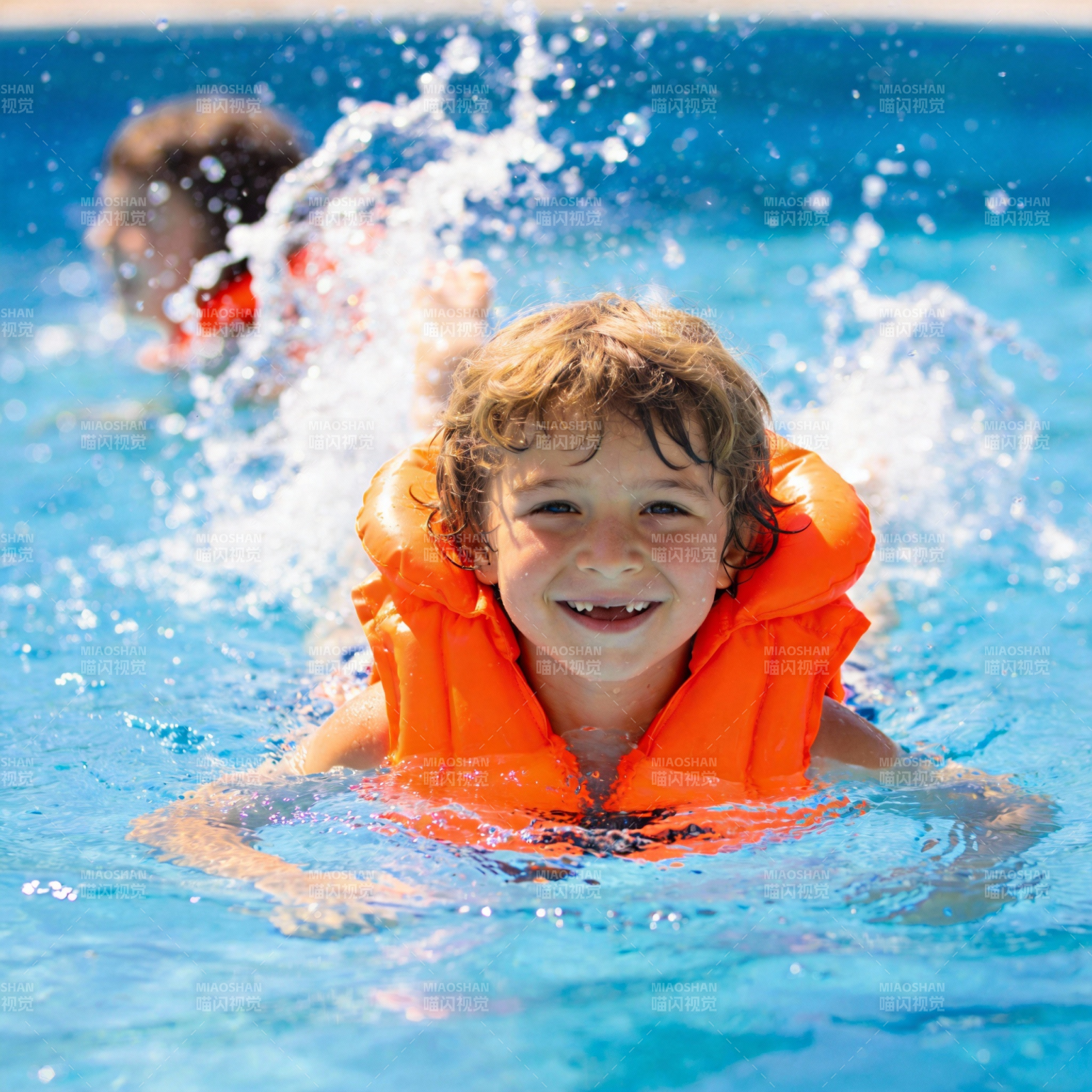 泳池里的快乐时光图片